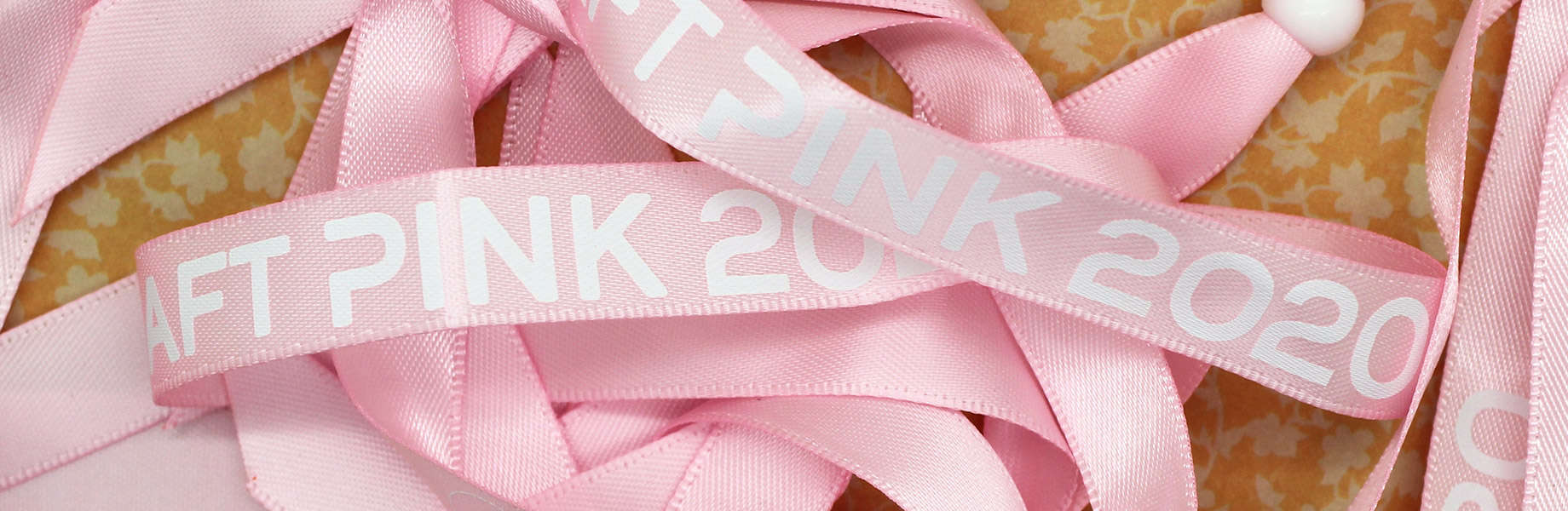 Bracelets en tissu offerts pour subventionner la participation de Daft Pink au rallye solidaire Roses des Andes